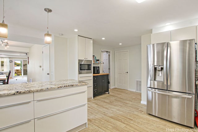 kitchen with visible vents, hanging light fixtures, stainless steel appliances, light wood-style floors, and recessed lighting