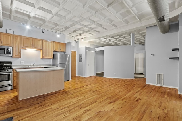 kitchen featuring visible vents, appliances with stainless steel finishes, a center island, light countertops, and light wood-style floors