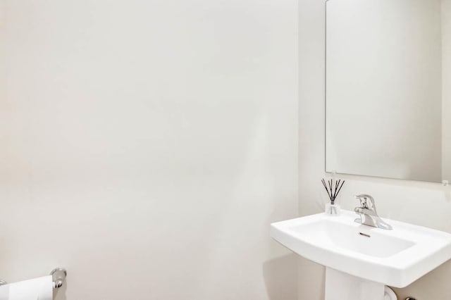 bathroom featuring a sink