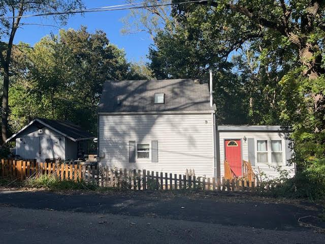 view of front of house featuring a fenced front yard