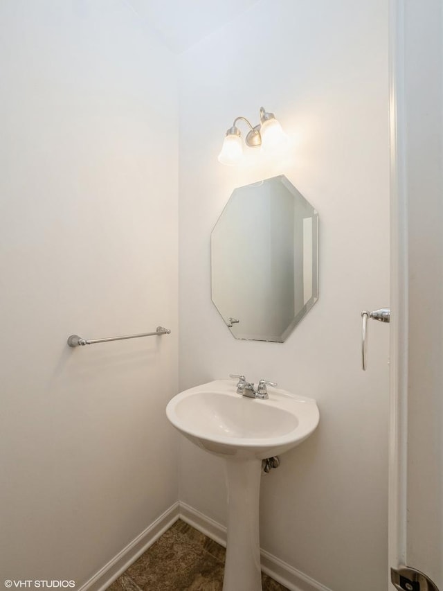 bathroom with baseboards