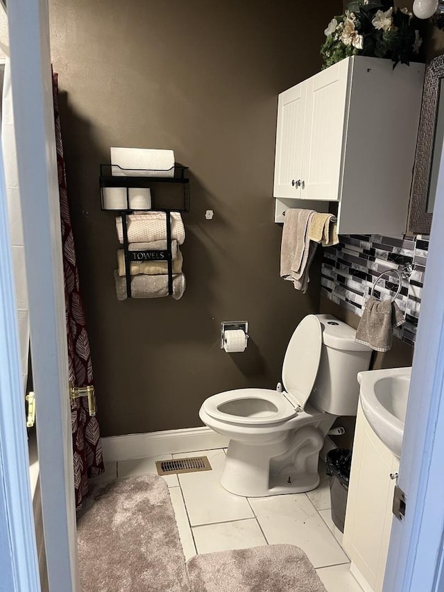 full bath featuring toilet, baseboards, visible vents, and vanity