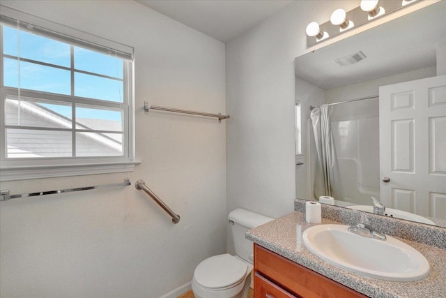 full bath featuring vanity, a shower with shower curtain, baseboards, visible vents, and toilet