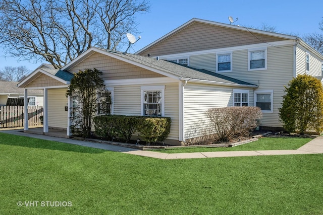 view of front of property featuring a shingled roof, a front yard, and fence