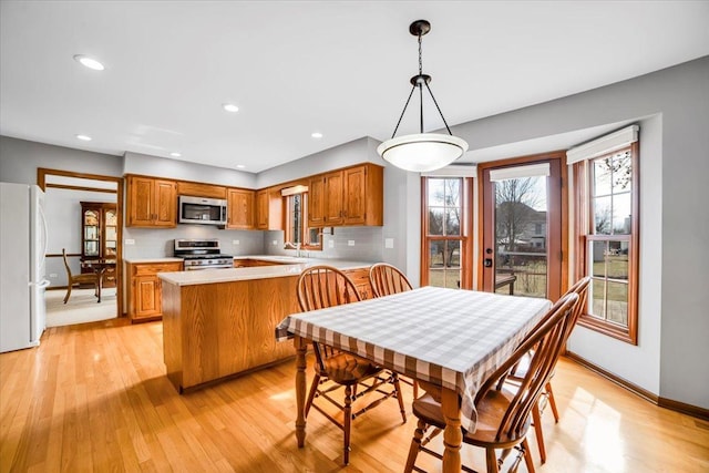 dining area featuring recessed lighting, light wood-style flooring, and baseboards