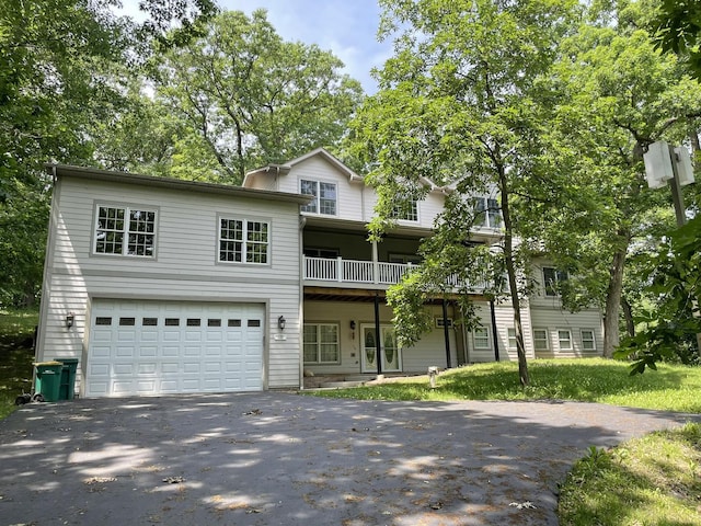 view of front facade with driveway and an attached garage