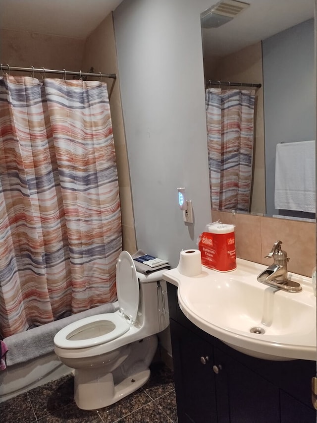 full bath with toilet, a shower with shower curtain, granite finish floor, visible vents, and vanity