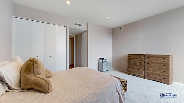 carpeted bedroom with baseboards, a closet, visible vents, and recessed lighting