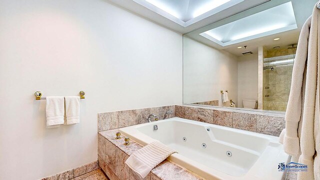 full bath with toilet, visible vents, tiled shower, and a whirlpool tub