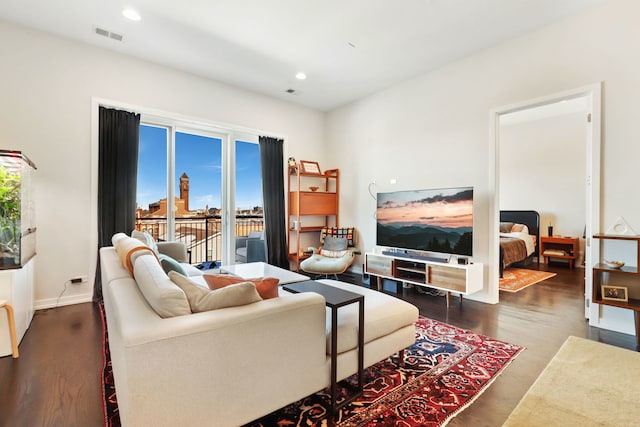 living room with baseboards, wood finished floors, visible vents, and recessed lighting