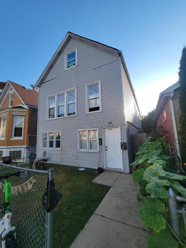 view of front of house featuring a front yard and fence