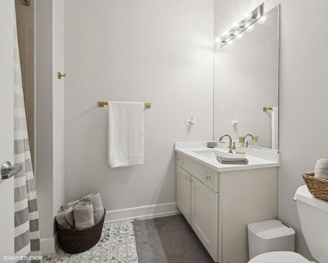 full bath featuring vanity, toilet, a shower with shower curtain, and baseboards