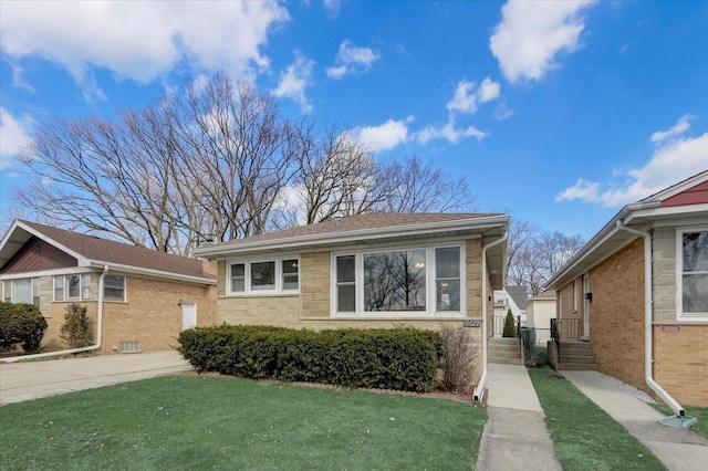 view of front of property featuring a front lawn and roof with shingles