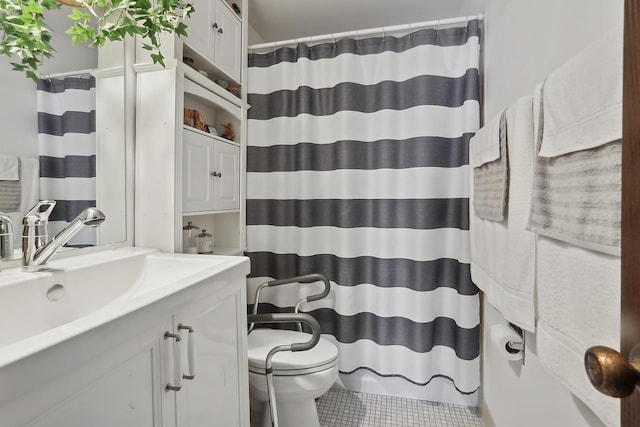 full bathroom featuring tile patterned floors, toilet, vanity, and a shower with shower curtain