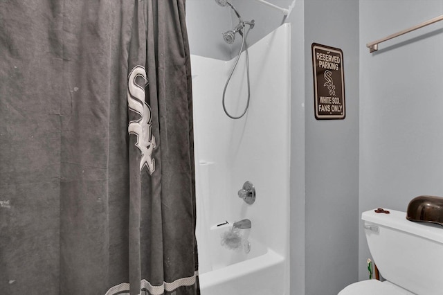 bathroom featuring toilet and shower / tub combo with curtain