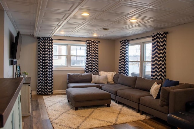 5-124 Sunrise Ct, Lanark, IL 61046 - living room with an ornate ceiling, baseboards, wood finished floors, and recessed lighting