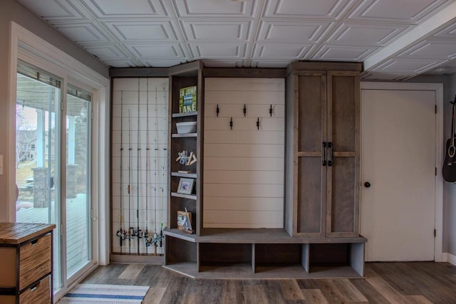 5-124 Sunrise Ct, Lanark, IL 61046 - mudroom featuring an ornate ceiling and wood finished floors