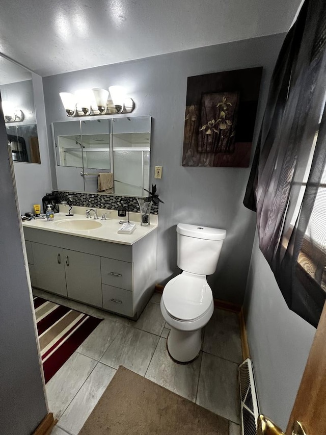 full bathroom featuring visible vents, decorative backsplash, toilet, an enclosed shower, and vanity