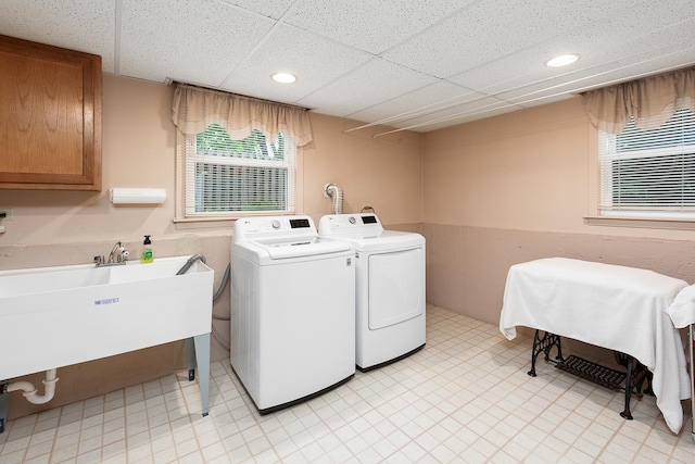 washroom featuring recessed lighting, a sink, and washing machine and clothes dryer