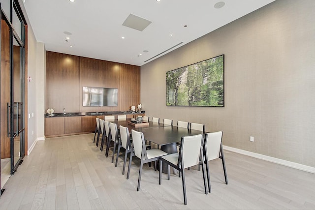 dining room with recessed lighting, light wood-style floors, and baseboards