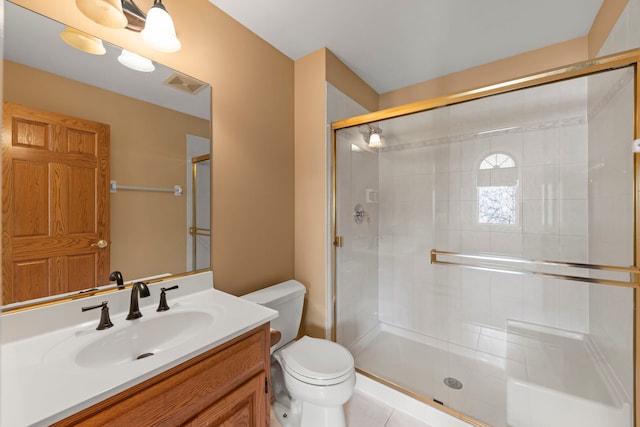 full bathroom with visible vents, a tile shower, vanity, and toilet