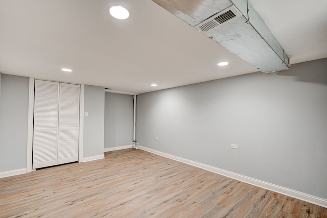 finished basement featuring visible vents, baseboards, wood finished floors, and recessed lighting