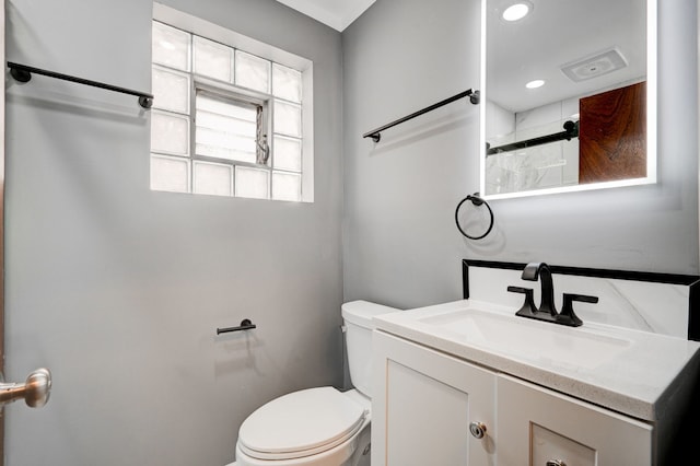 bathroom with toilet, recessed lighting, a shower with shower curtain, and vanity