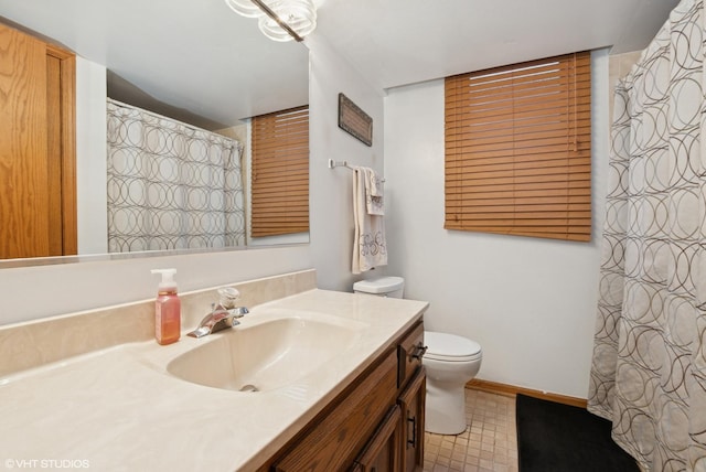 full bath featuring a shower with shower curtain, vanity, toilet, and baseboards