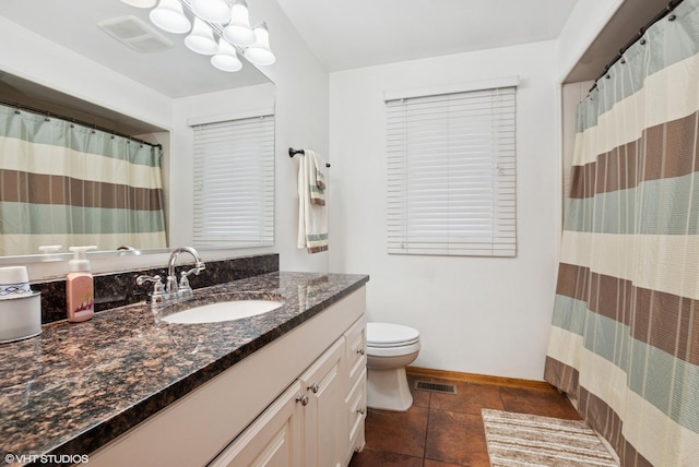 full bath featuring toilet, vanity, visible vents, and baseboards