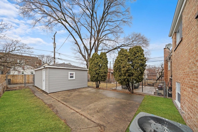 view of yard featuring a fenced backyard, a patio area, cooling unit, and an outdoor structure