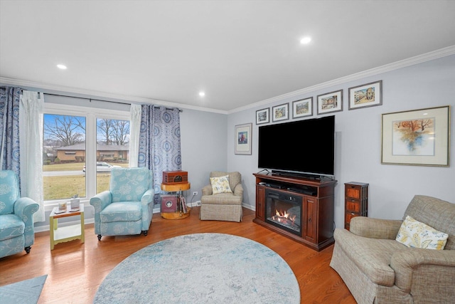 living room featuring baseboards, recessed lighting, wood finished floors, and crown molding