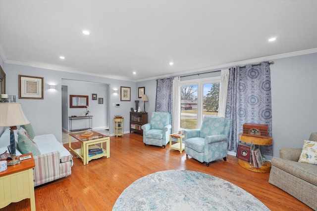 living area featuring recessed lighting, crown molding, baseboards, and wood finished floors