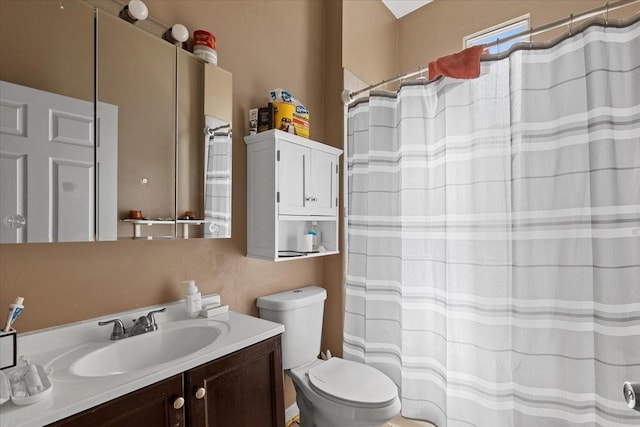 full bath featuring a shower with shower curtain, vanity, and toilet