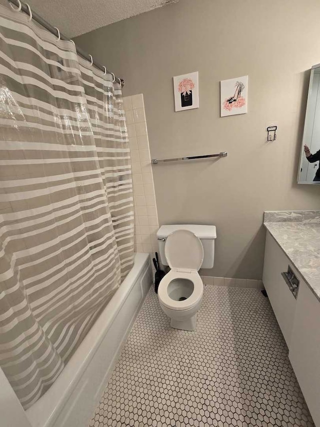 full bath featuring toilet, shower / tub combo with curtain, tile patterned flooring, baseboards, and vanity