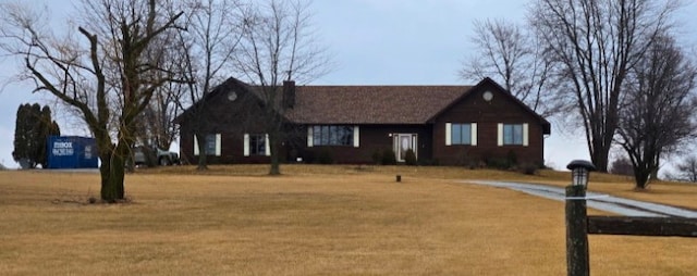 view of front of home featuring a front lawn