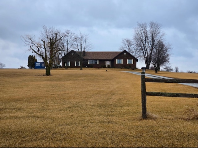 view of front of home featuring a front yard