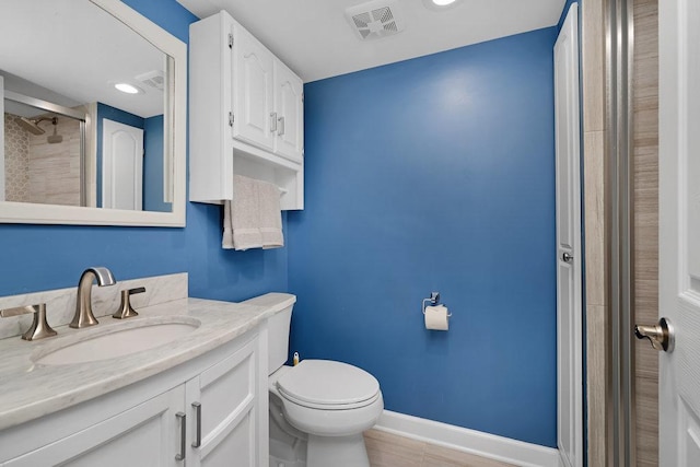 full bathroom featuring toilet, baseboards, visible vents, and vanity