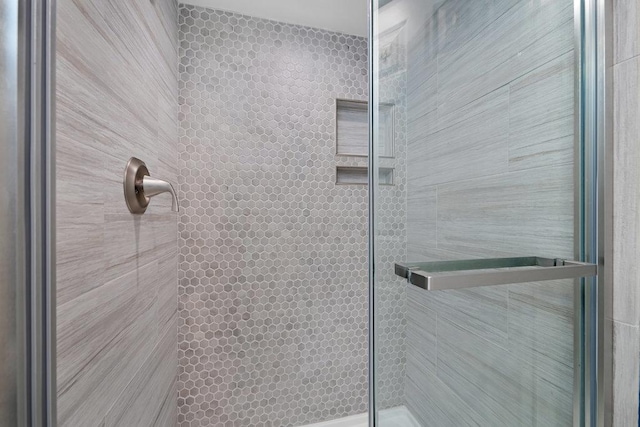 bathroom featuring a tile shower