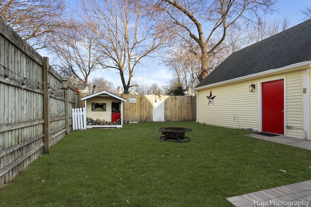 view of yard featuring a fire pit and a fenced backyard