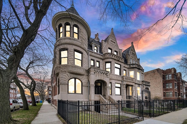 view of front of home with a fenced front yard