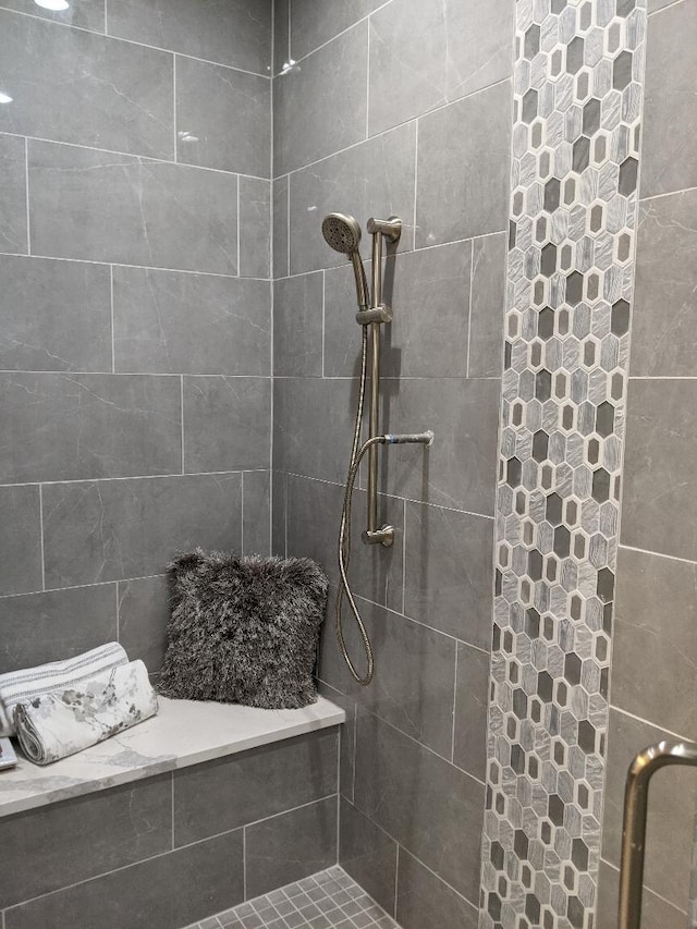 bathroom featuring tiled shower