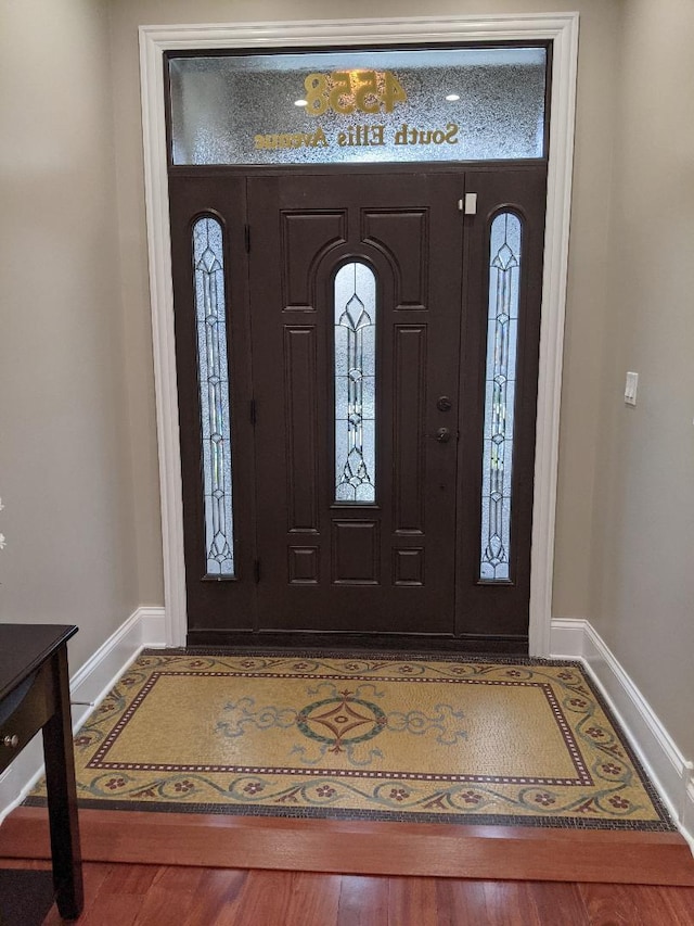 foyer featuring baseboards