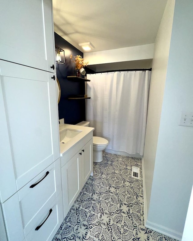 full bath with curtained shower, toilet, vanity, visible vents, and tile patterned floors