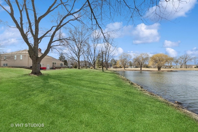 view of yard featuring a water view