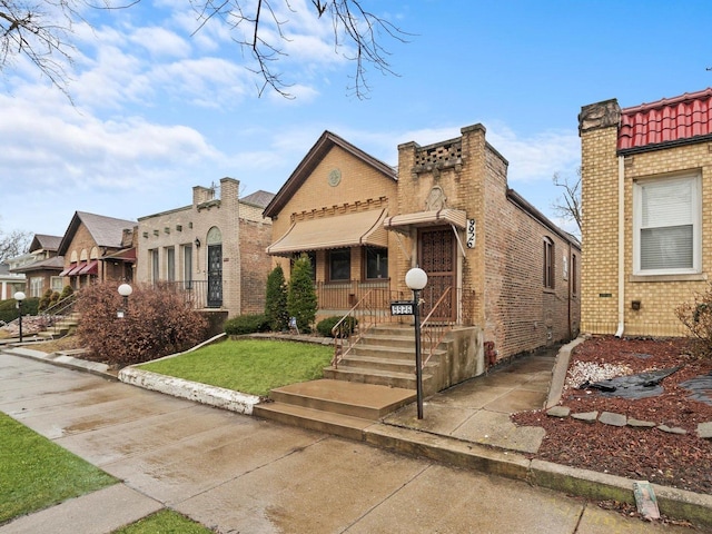 view of front of property with a front yard