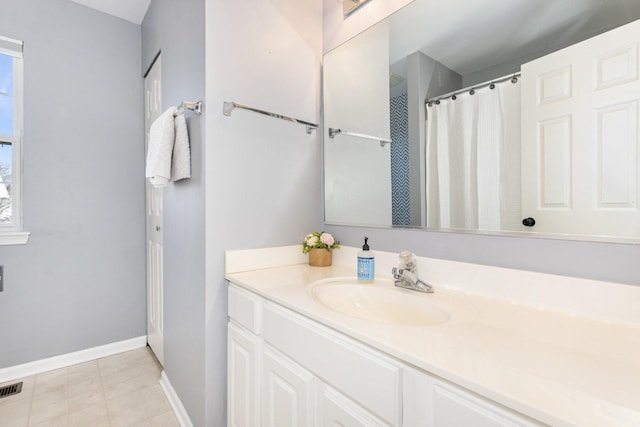 full bath featuring visible vents, baseboards, curtained shower, and vanity