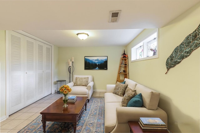 living area featuring visible vents, baseboards, and light tile patterned flooring