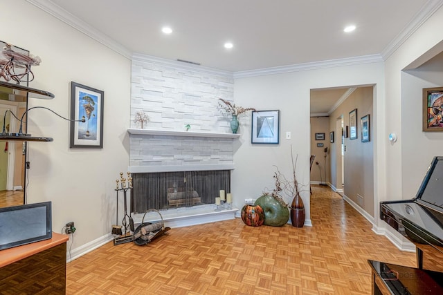 living area featuring visible vents, baseboards, ornamental molding, recessed lighting, and a fireplace