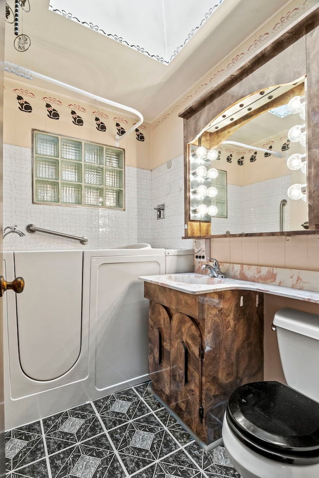 bathroom with a shower, tile walls, toilet, and tasteful backsplash