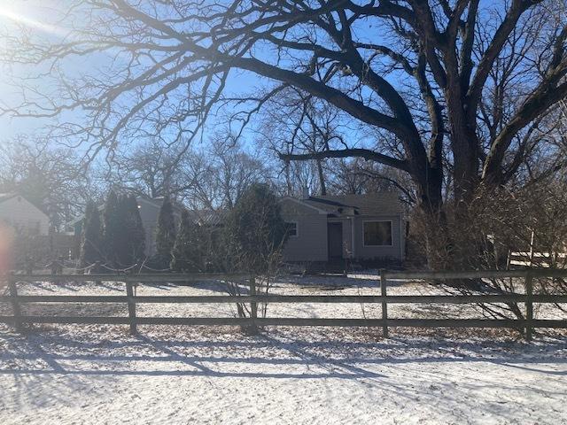 view of front of house with a fenced front yard